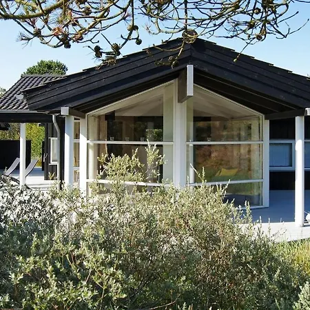 Lakefront Retreat - By Traum بيت للعطل